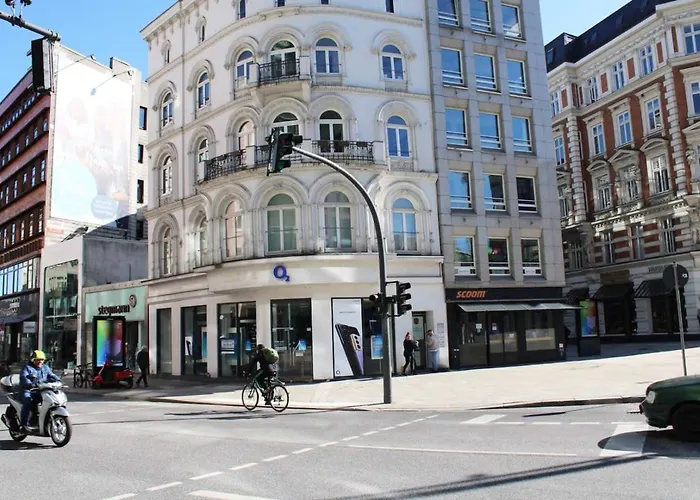 Hamburger Perle Am Gaensemarkt Und Binnenalster *